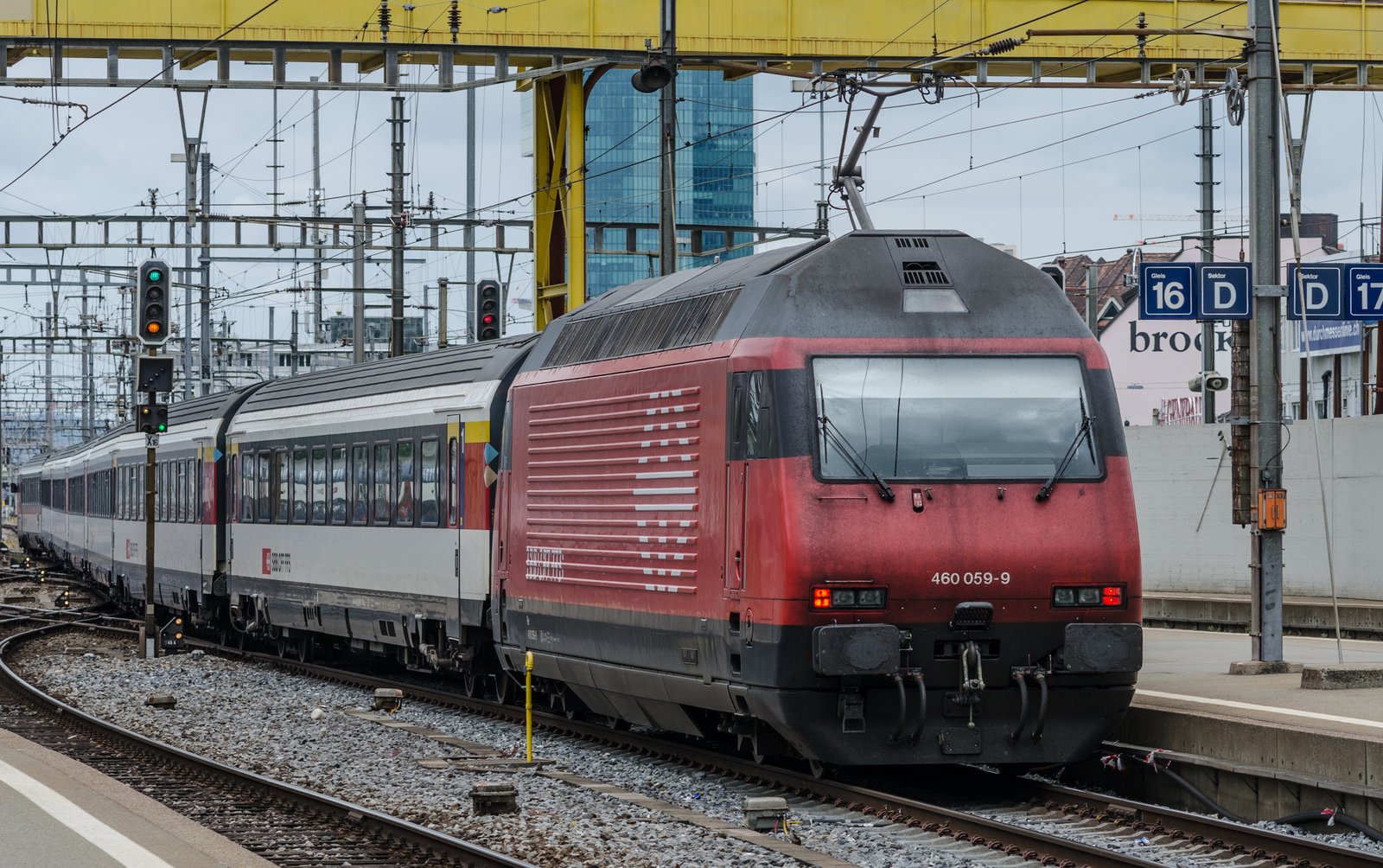 Un treno FFS in stazione a Zurigo (foto illustrativa)