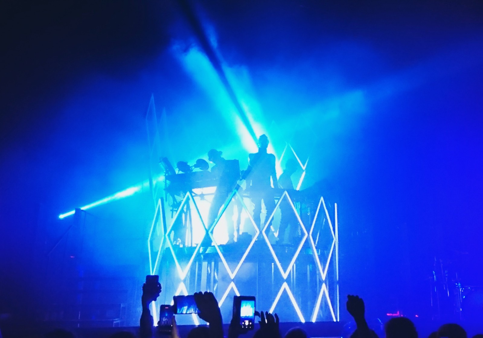 I Tokio Hotel dal vivo durante una tappa del loro tour a Berlino