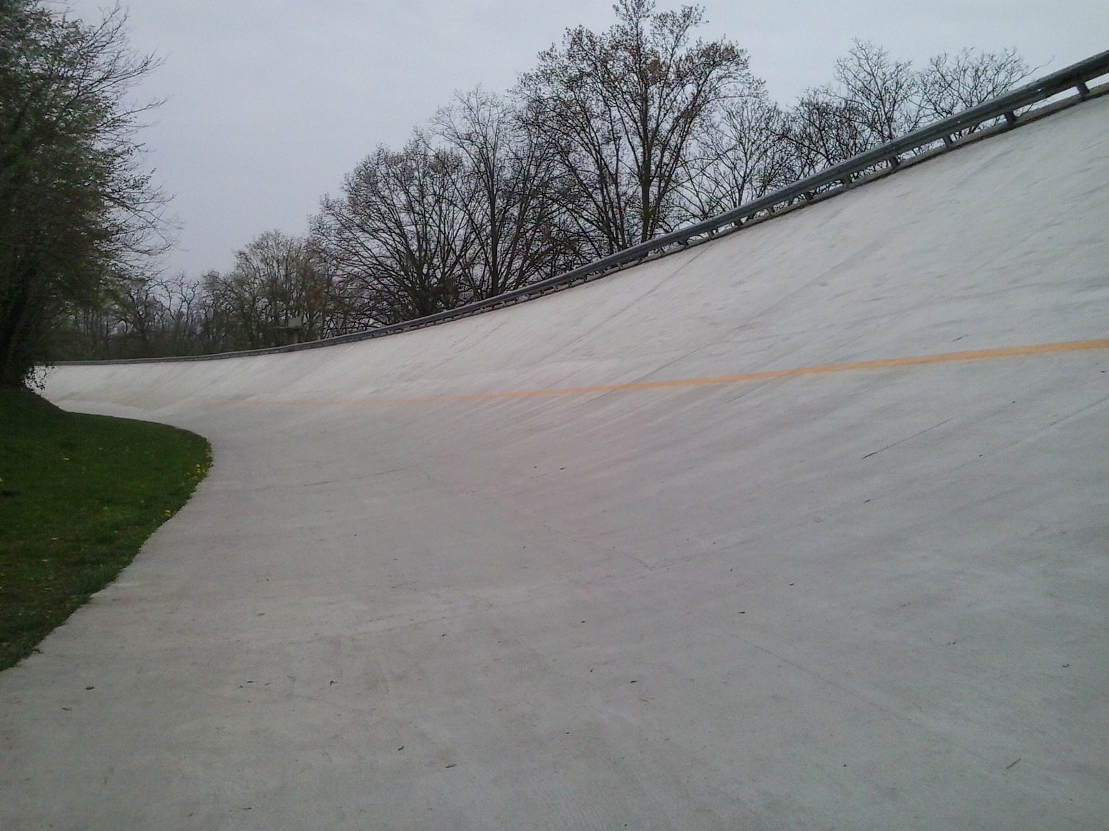 La storica curva sopraelevata dell’Autodromo nazionale di Monza. Foto d’archivio del 3 aprile 2016, illustrativa: non raffigura la gara.