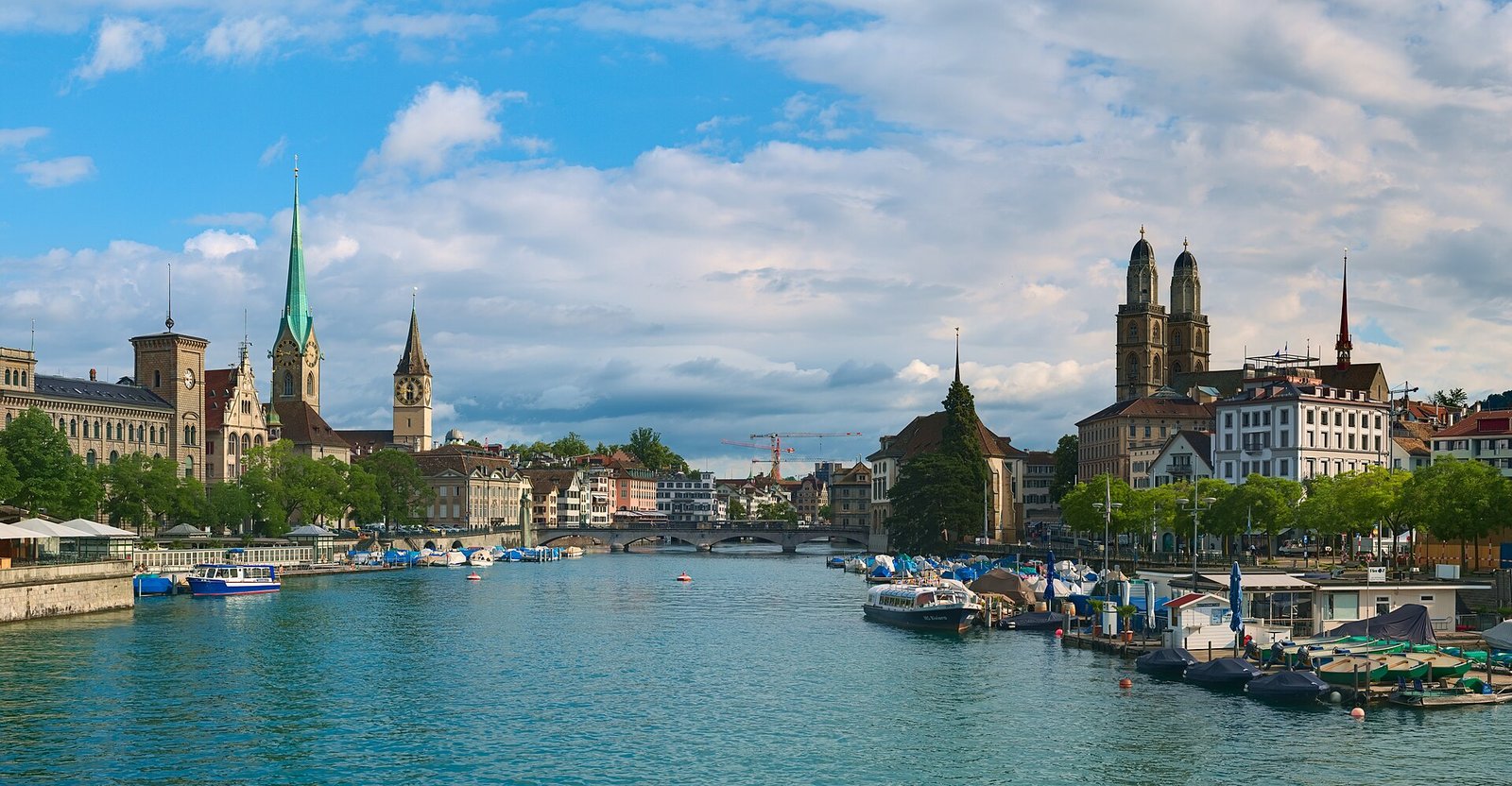 Vista panoramica della città di Zurigo lungo la Limmat.
