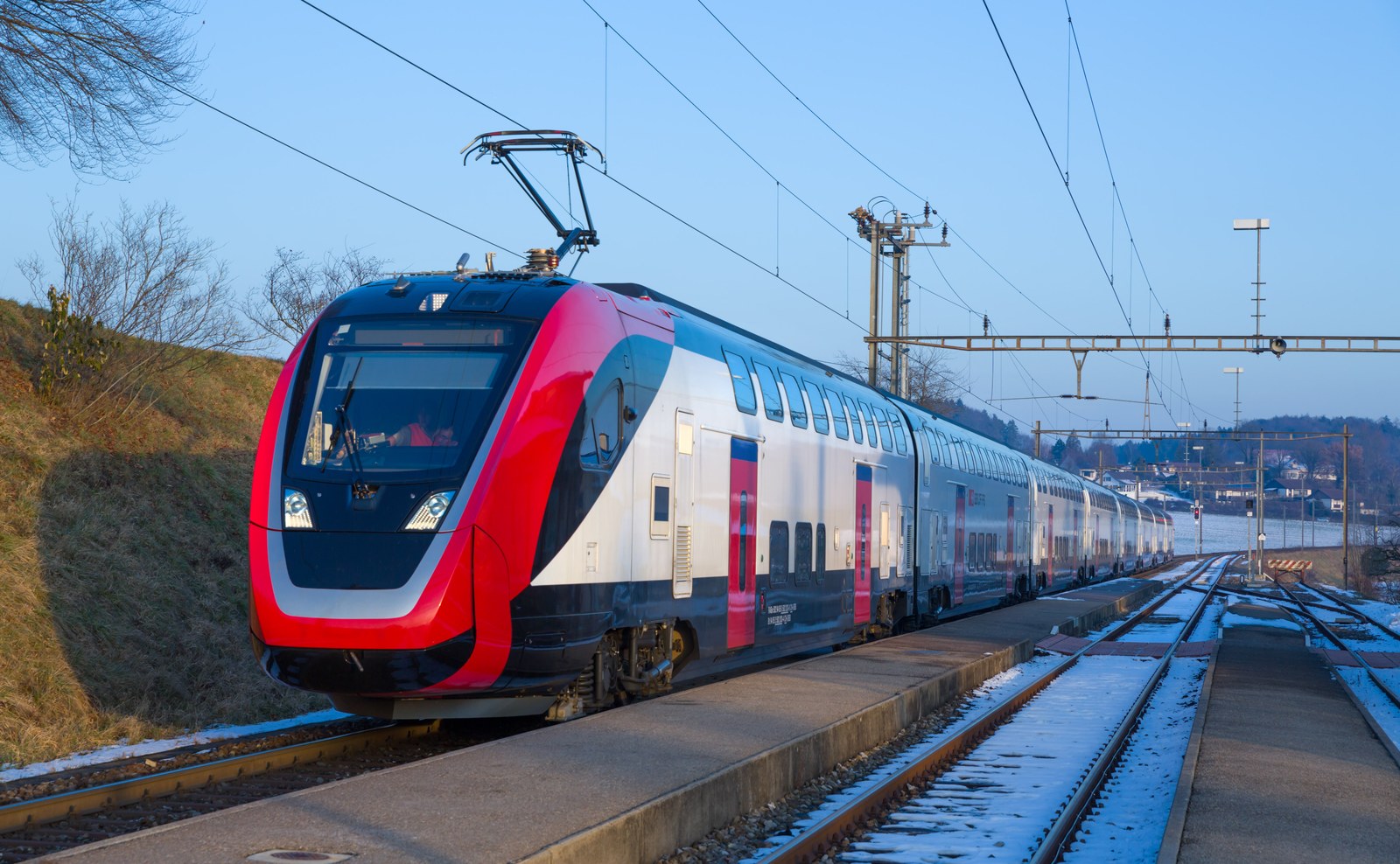 Un treno bipiano FV-Dosto (RABe 502) delle FFS in servizio sulla rete svizzera.