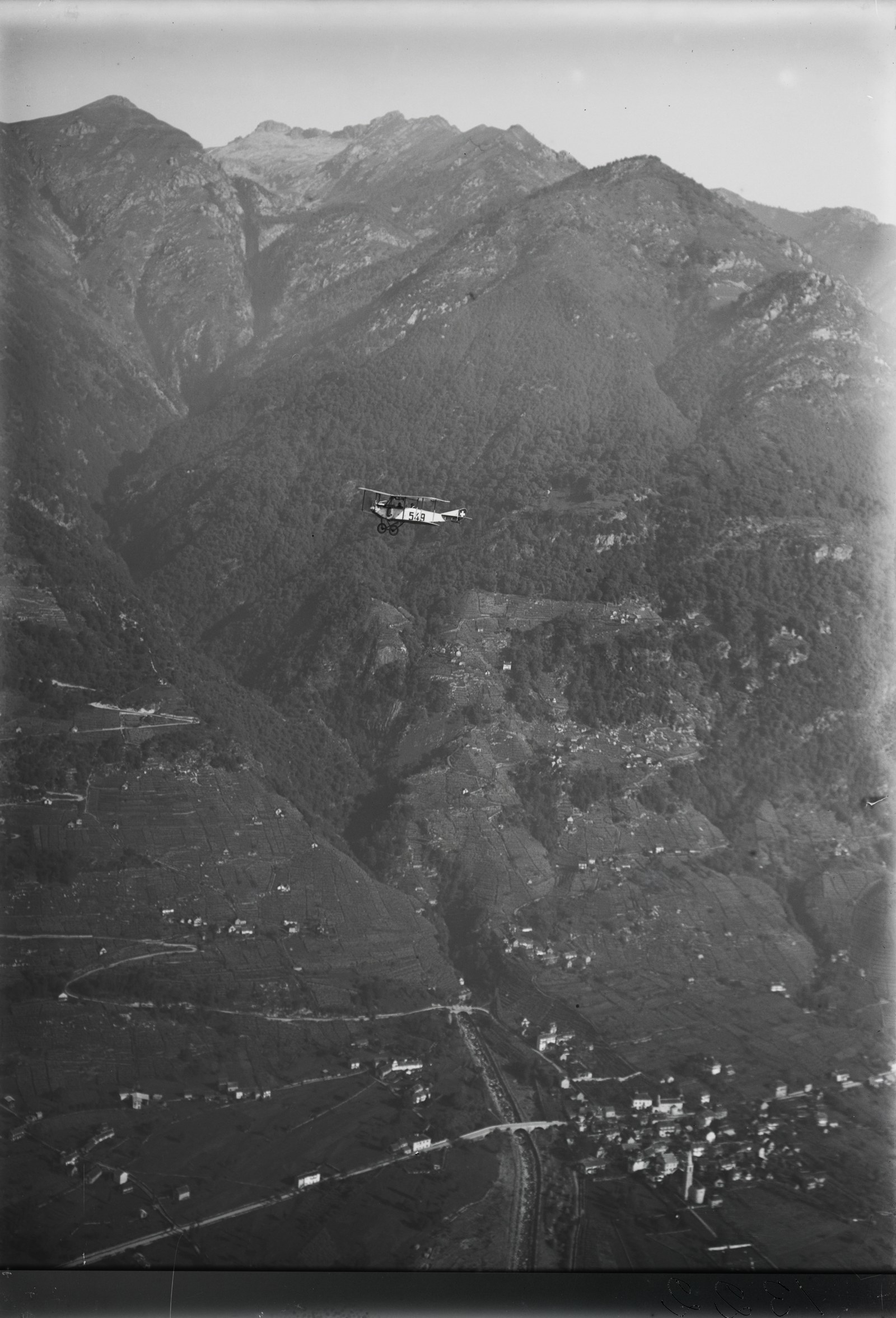 Veduta aerea della Val di Cugnasco e della Cima dell'Uomo sopra Cugnasco