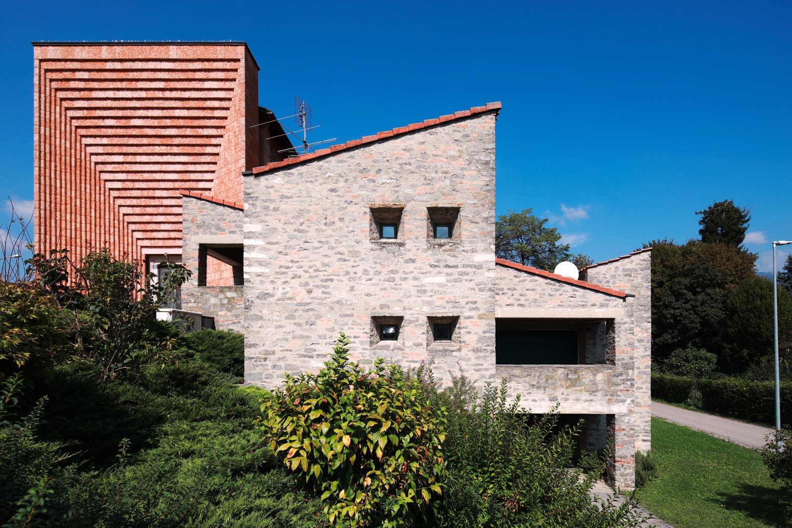 Vista del centro storico e della casa parrocchiale di Genestrerio (Mendrisio). Foto d archivio (2018).