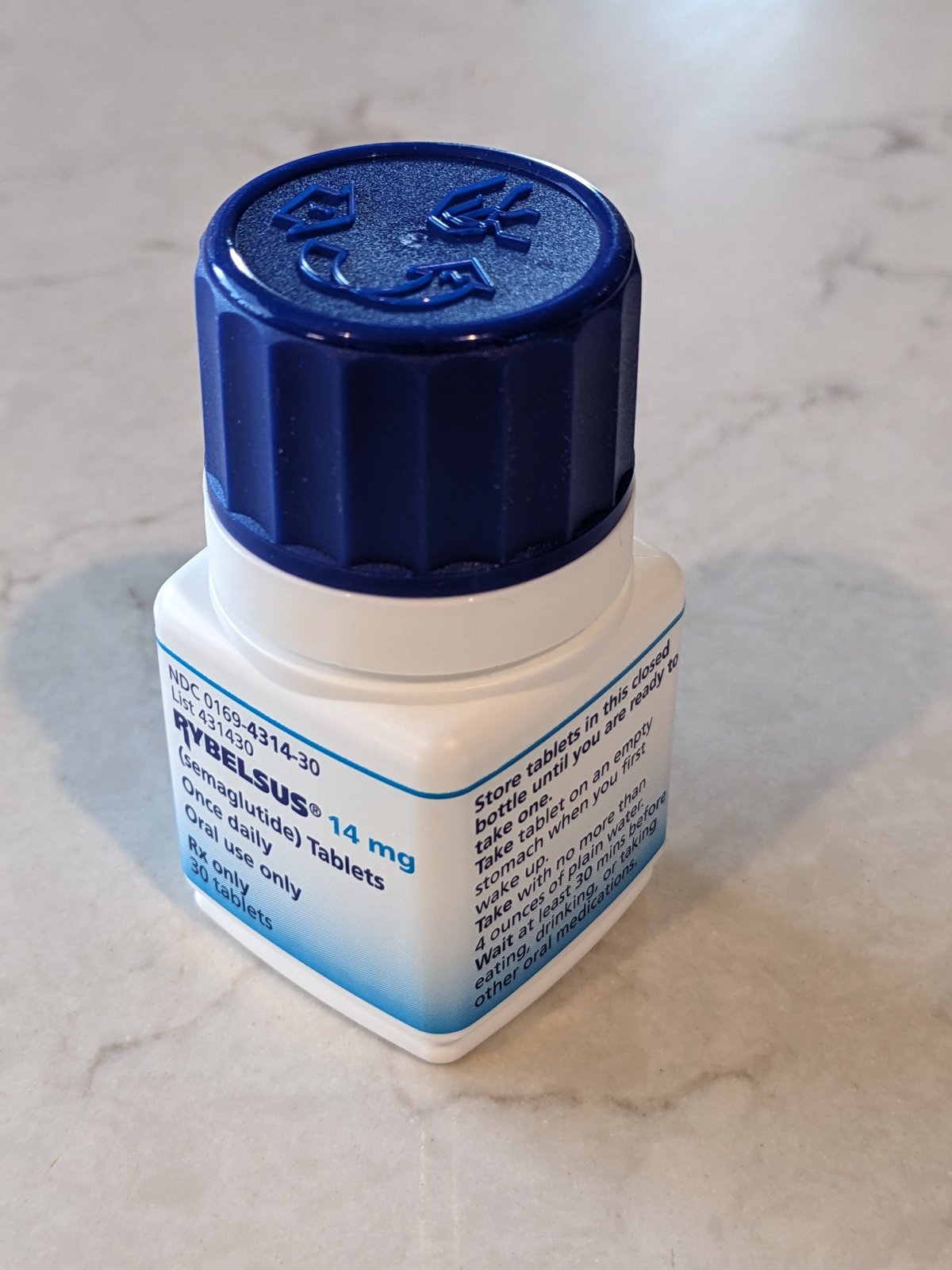 Un flacone di farmaco a base di semaglutide utilizzato per trattamenti contro l'obesità e il diabete.