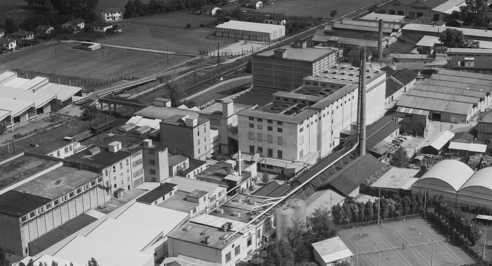 Veduta aerea dello stabilimento Linoleum a Giubiasco, 25 agosto 1966. Foto d'archivio (ritaglio), utilizzata per illustrare il tessuto industriale ticinese; non documenta la situazione occupazionale attuale dell'impresa.