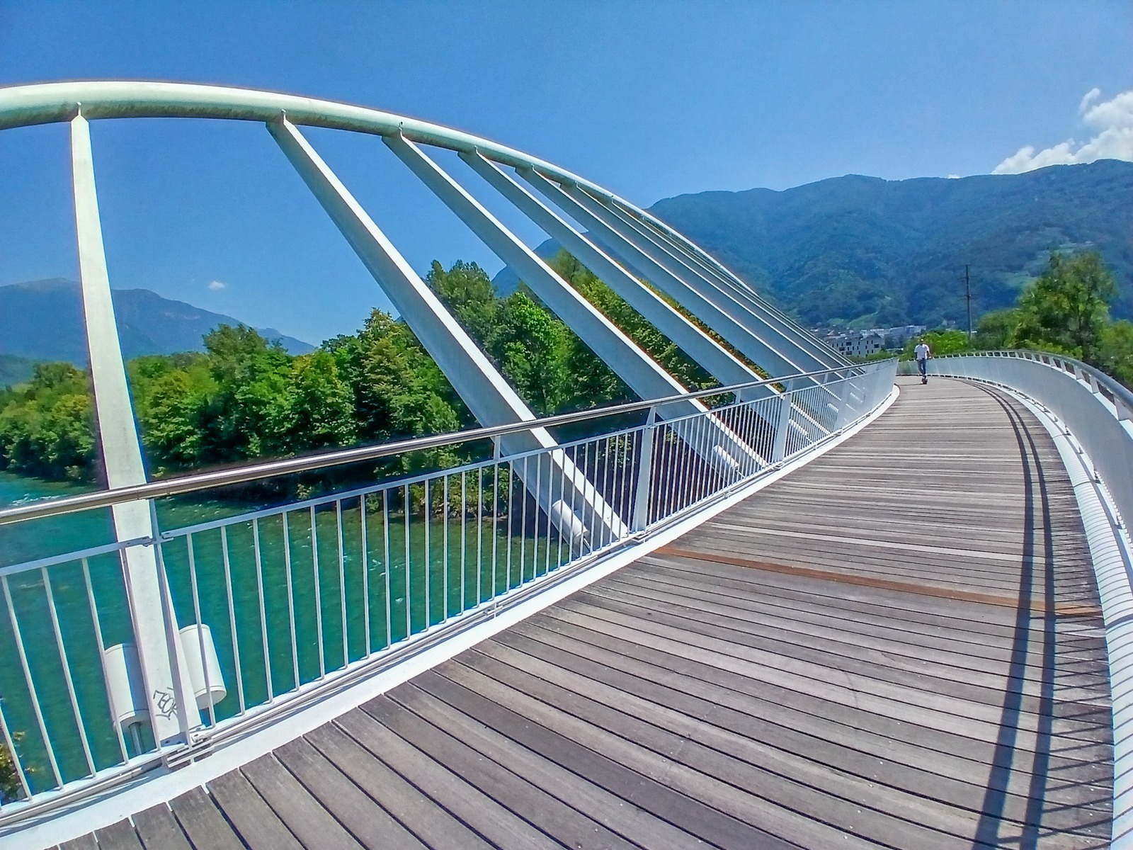 La passerella ciclopedonale sul fiume Ticino tra Bellinzona e Monte Carasso. Foto d’archivio del 20 giugno 2025; non ritrae il Bike Forum.