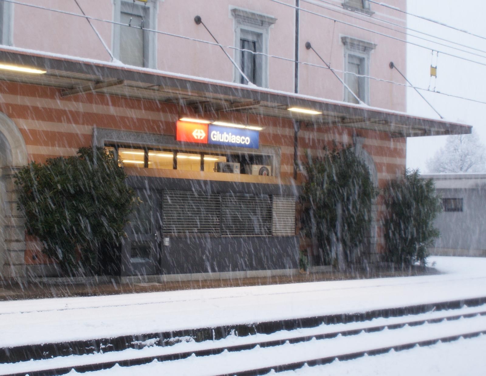 Stazione ferroviaria e panorama del quartiere di Giubiasco (foto d'archivio 2008).