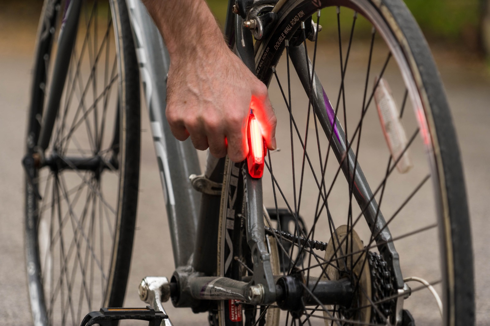 Accensione di una luce posteriore per bicicletta. Foto d’archivio del 2021, illustrativa: non ritrae gli appuntamenti in Ticino. Immagine ridimensionata. Licenza: https://creativecommons.org/licenses/by-sa/4.0/ — Fonte: https://commons.wikimedia.org/wiki/File:Using_rear_red_light_on_bicycle.jpg