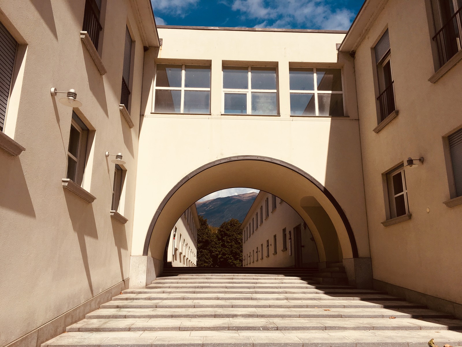 Palazzo Franscini a Bellinzona, foto d’archivio (2019). Immagine di contesto del luogo, non dell’incontro.