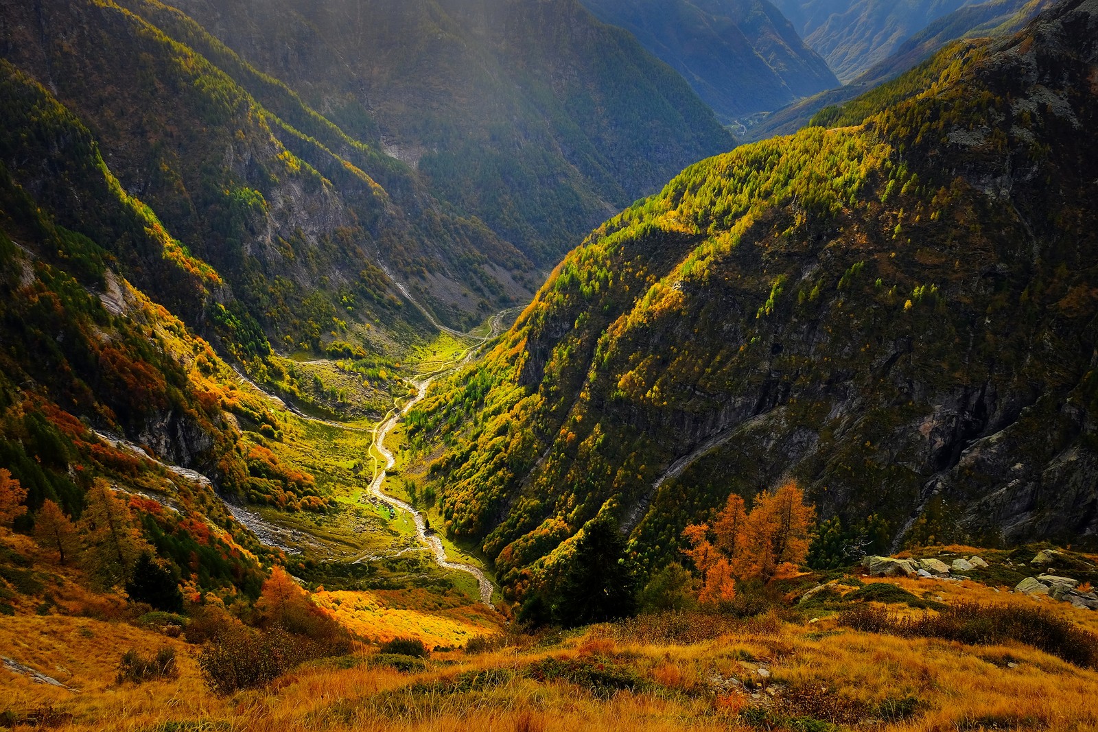 Val Verzasca in autunno, foto d'archivio dell'8 ottobre 2017. L'immagine non documenta la situazione meteorologica attuale.