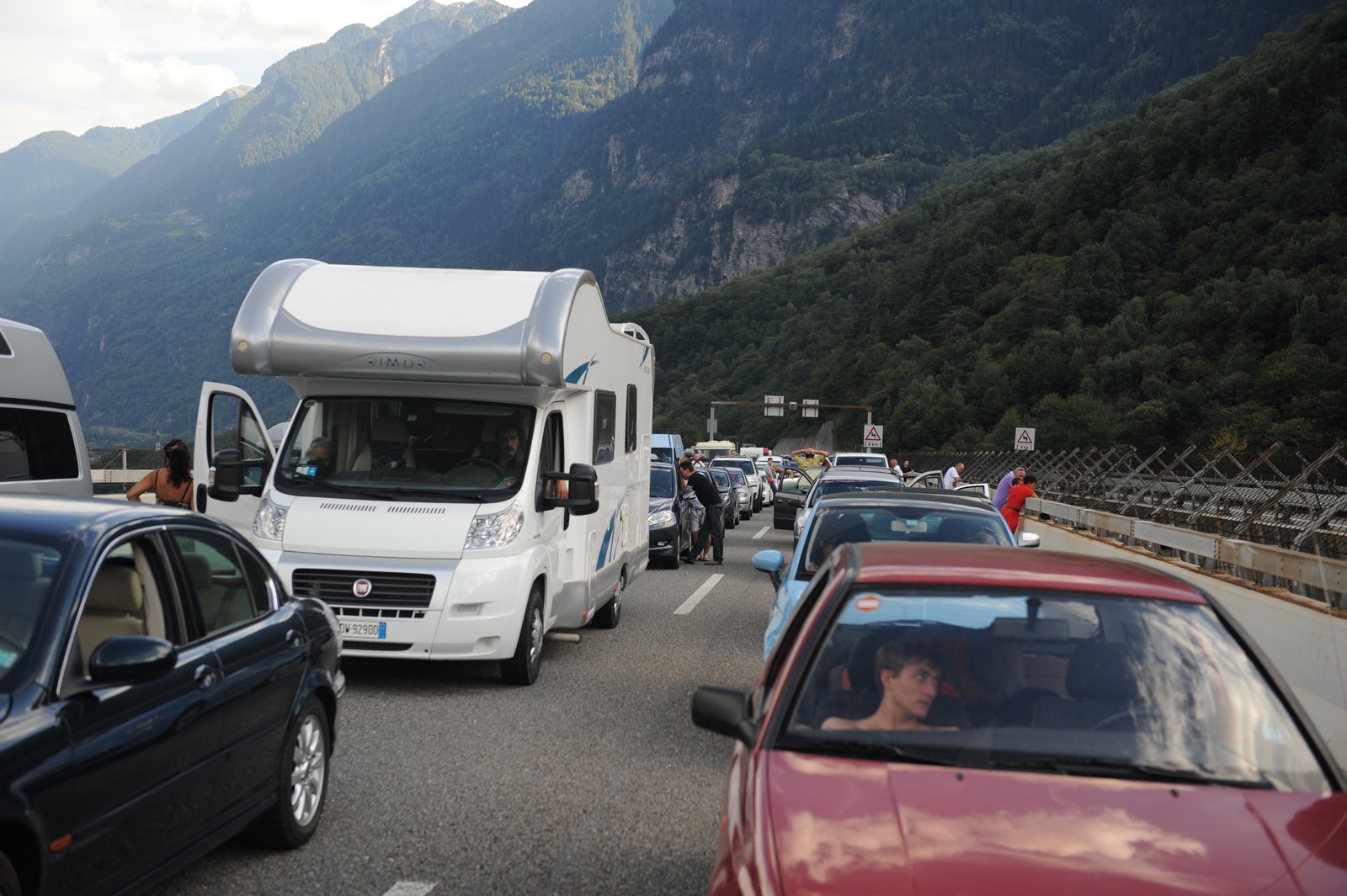 Traffico ed incolonnamenti lungo l'autostrada A2 in direzione del San Gottardo (foto d'archivio)