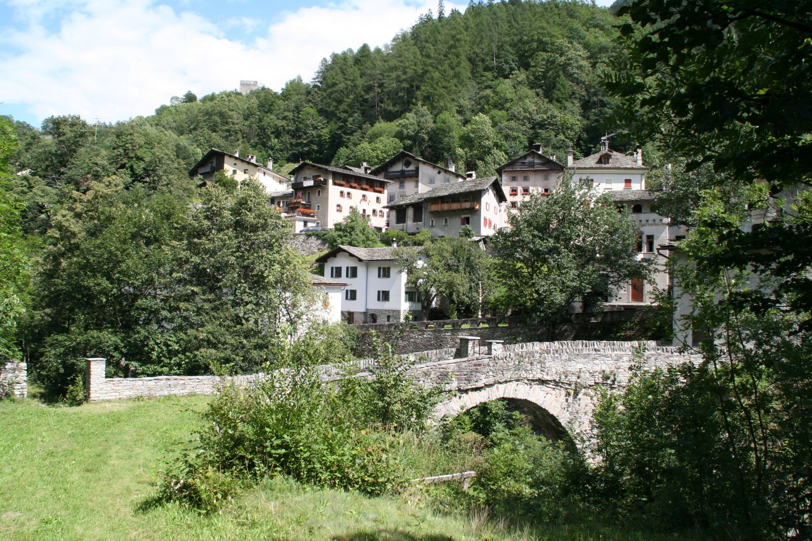 Il nucleo di Promontogno in Val Bregaglia, comune in cui ha sede il Centro Sanitario Bregaglia (foto d'archivio)