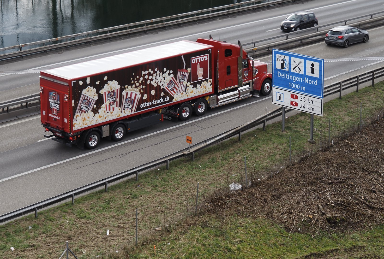 Un autocarro in transito sull autostrada A1 in Svizzera (foto illustrativa)