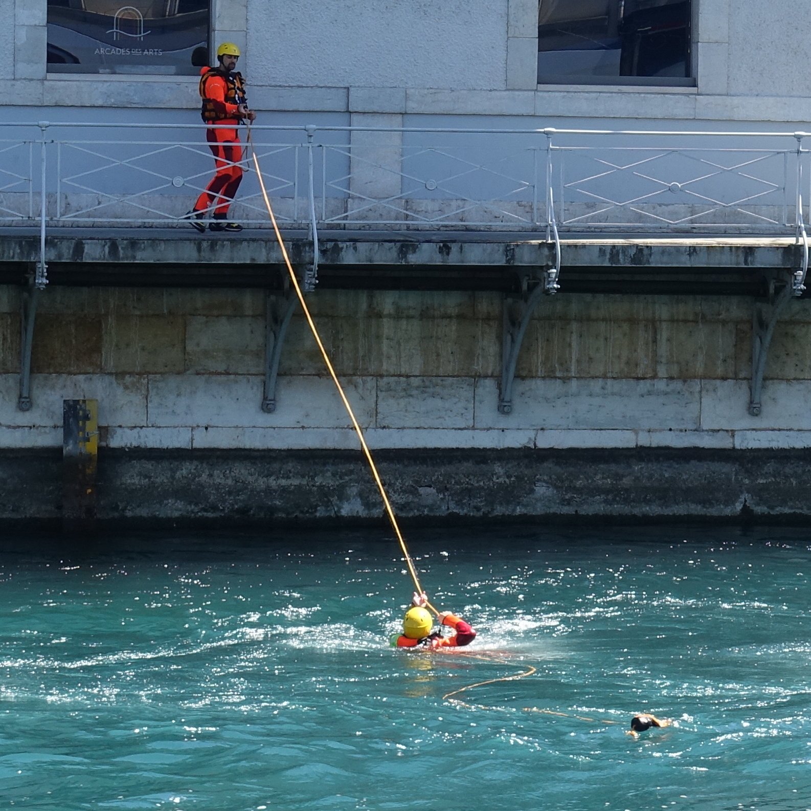 Esercitazione di salvataggio in acqua corrente (foto illustrativa)
