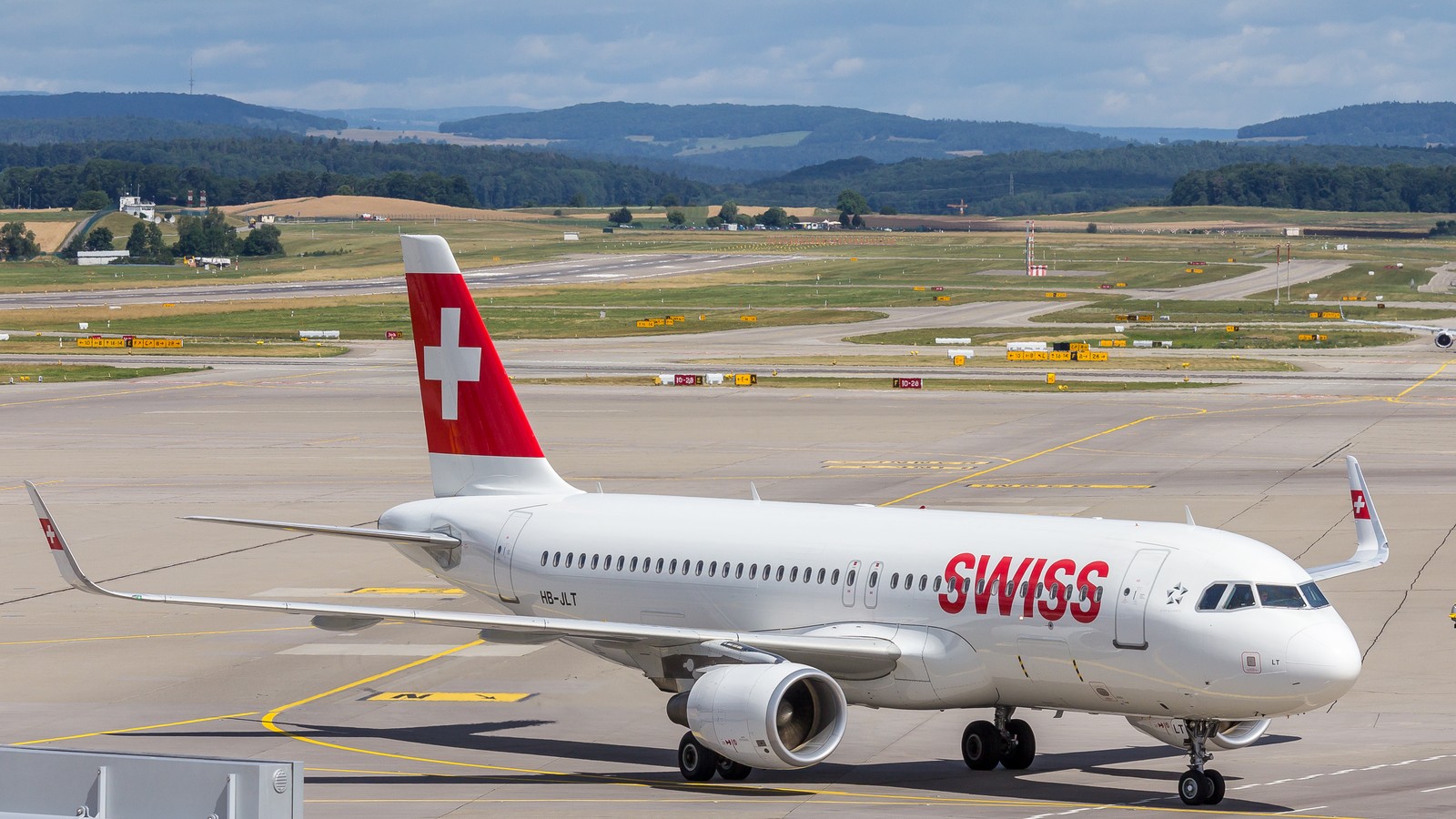 Un Airbus A320 della compagnia aerea elvetica Swiss all'aeroporto di Zurigo (foto d'archivio)