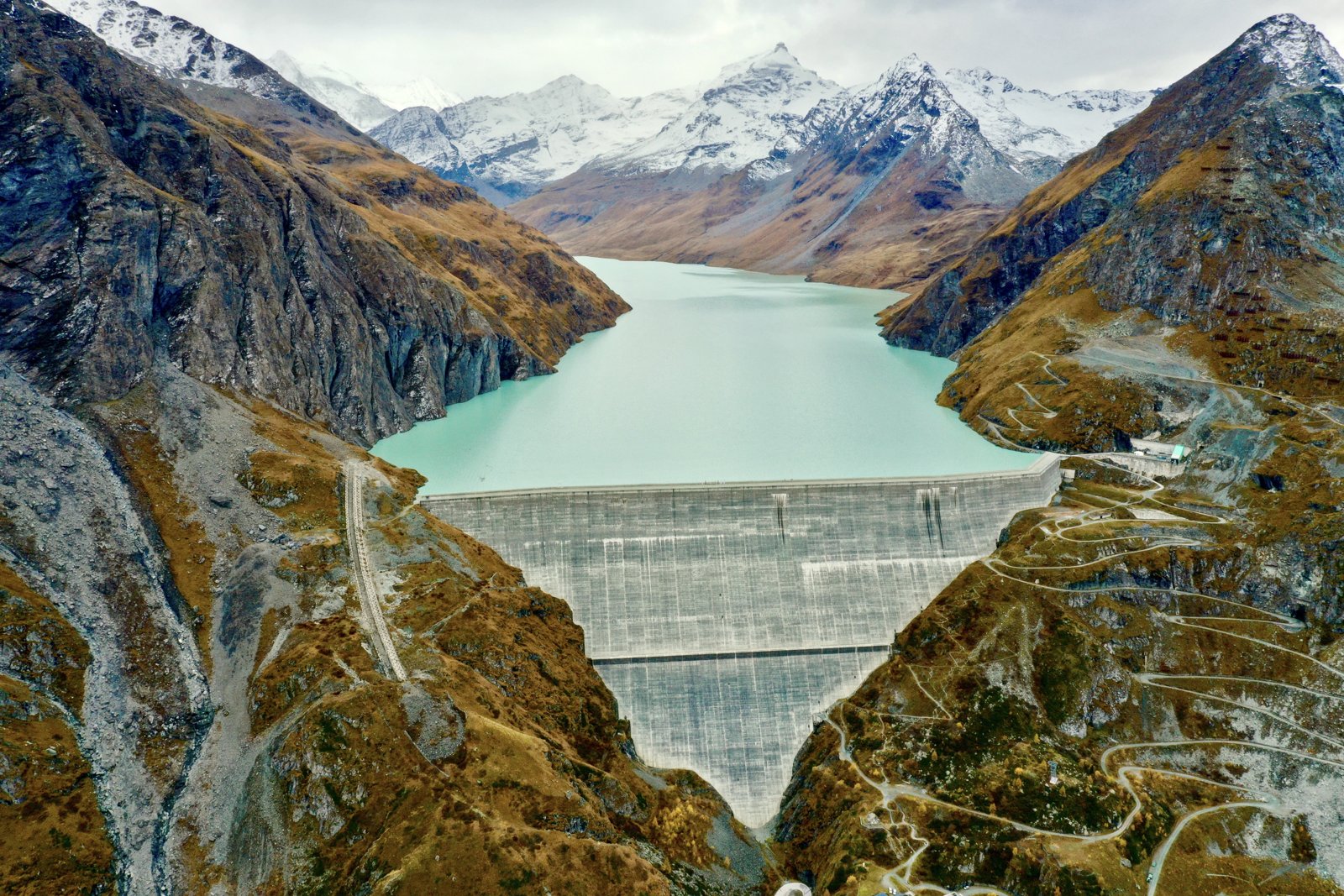 Un bacino idrico e una diga sulle Alpi svizzere (foto d'archivio)