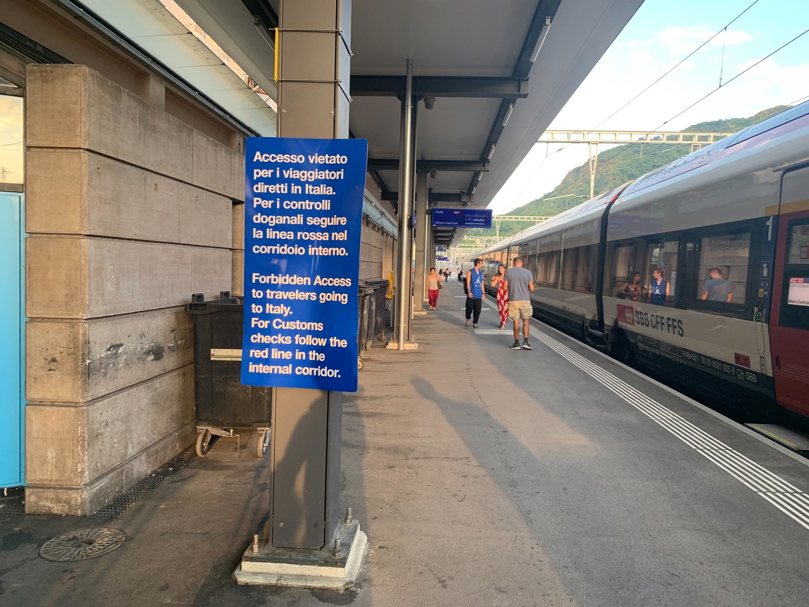Stazione ferroviaria e zona di confine a Chiasso, snodo dei flussi migratori nel Mendrisiotto.