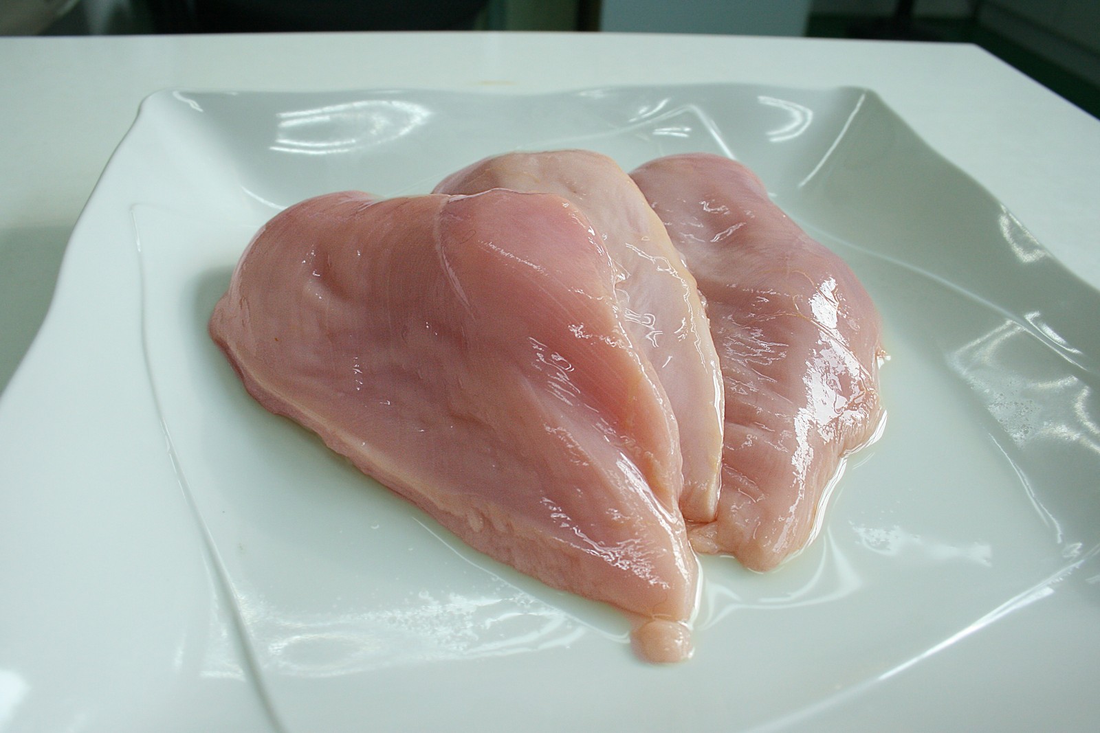 Foto illustrativa: carne di pollo cruda. Non raffigura i prodotti del test.