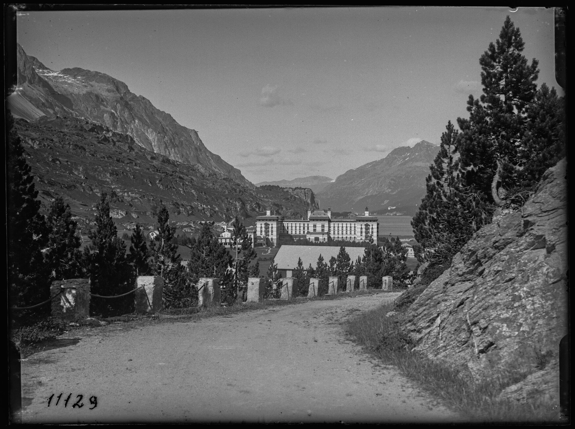 La strada cantonale tra il Passo del Maloja e il Lago di Sils in Engadina in una foto d'archivio