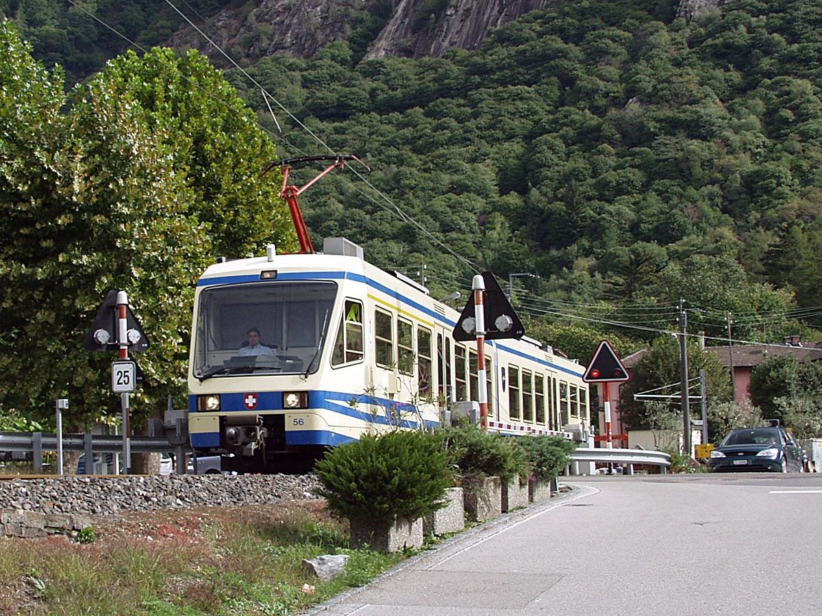 Elettrotreno delle FART a Ponte Brolla lungo la linea delle Centovalli (foto d'archivio)