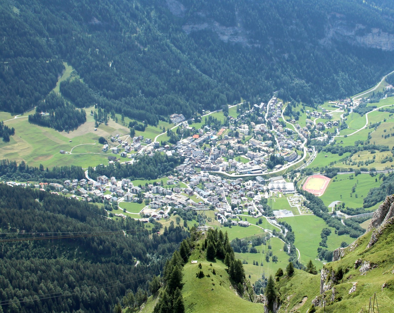 Vista panoramica di Leukerbad e delle montagne del Vallese dal Passo del Gemmi (foto d archivio)