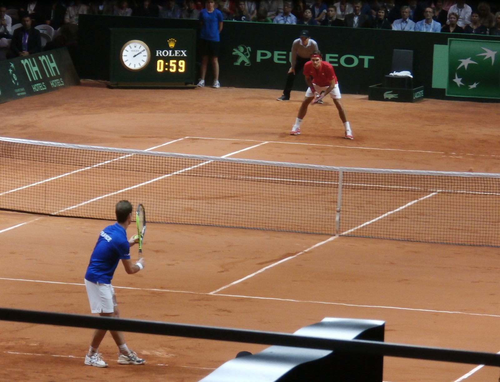 Roger Federer in azione durante la finale di Coppa Davis del 2014 a Lilla (foto d'archivio).