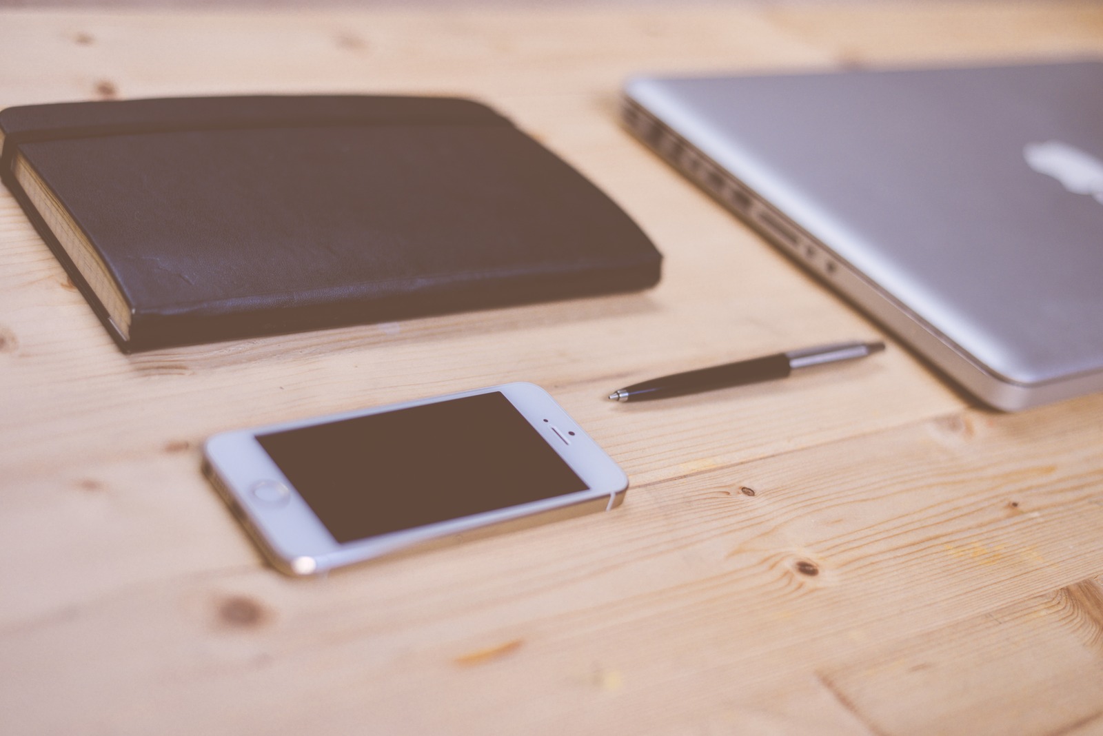 Immagine di repertorio: smartphone e computer su una scrivania (2014).