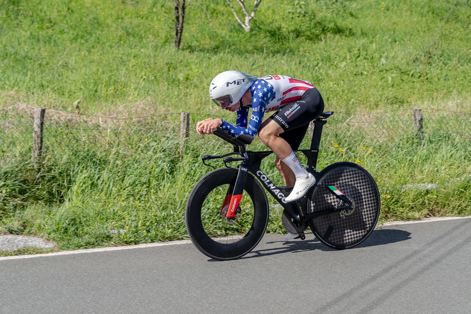 Il ciclista statunitense Brandon McNulty in gara (foto d'archivio).