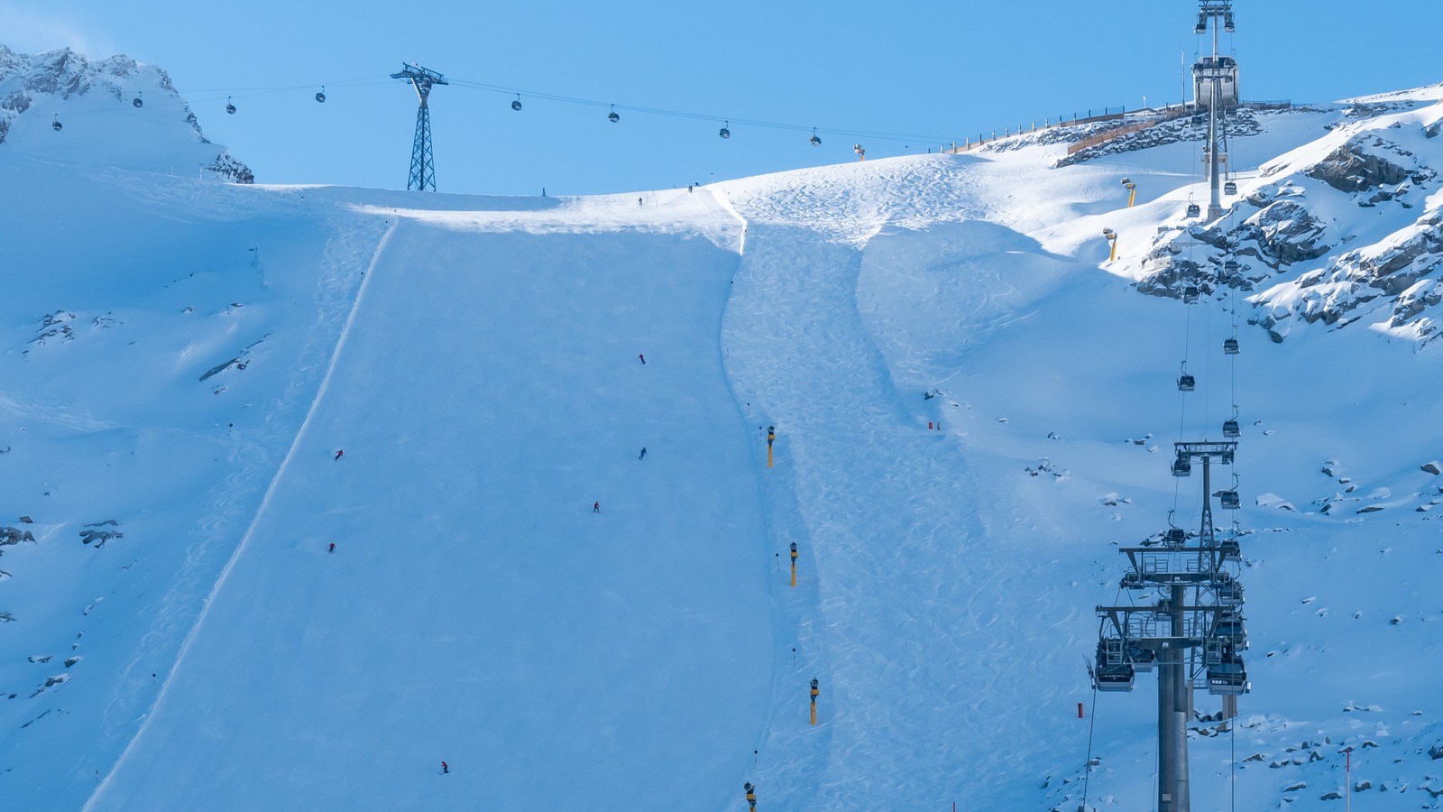 La pista sul ghiacciaio Rettenbach a Sölden. Foto d’archivio del 17 dicembre 2024, ritagliata; non raffigura la gara del 2026.
