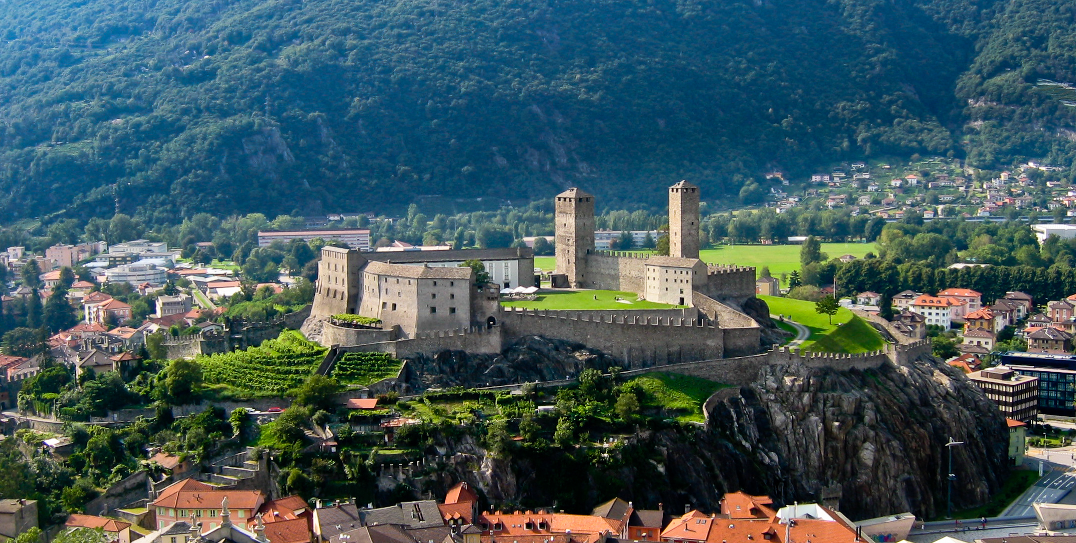 Vista del complesso fortificato di Castelgrande a Bellinzona, con la Torre Nera e la Torre Bianca.