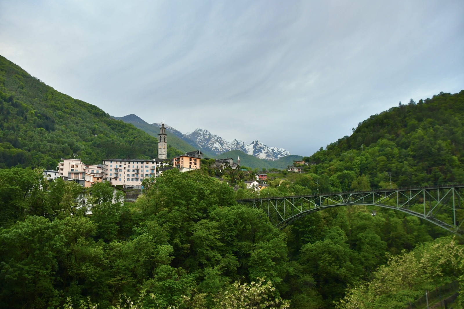 Intragna, nelle Centovalli, in una foto d'archivio del 7 maggio 2024. Immagine illustrativa del territorio, non degli immobili censiti. Foto ridimensionata; CC BY-SA 4.0.
