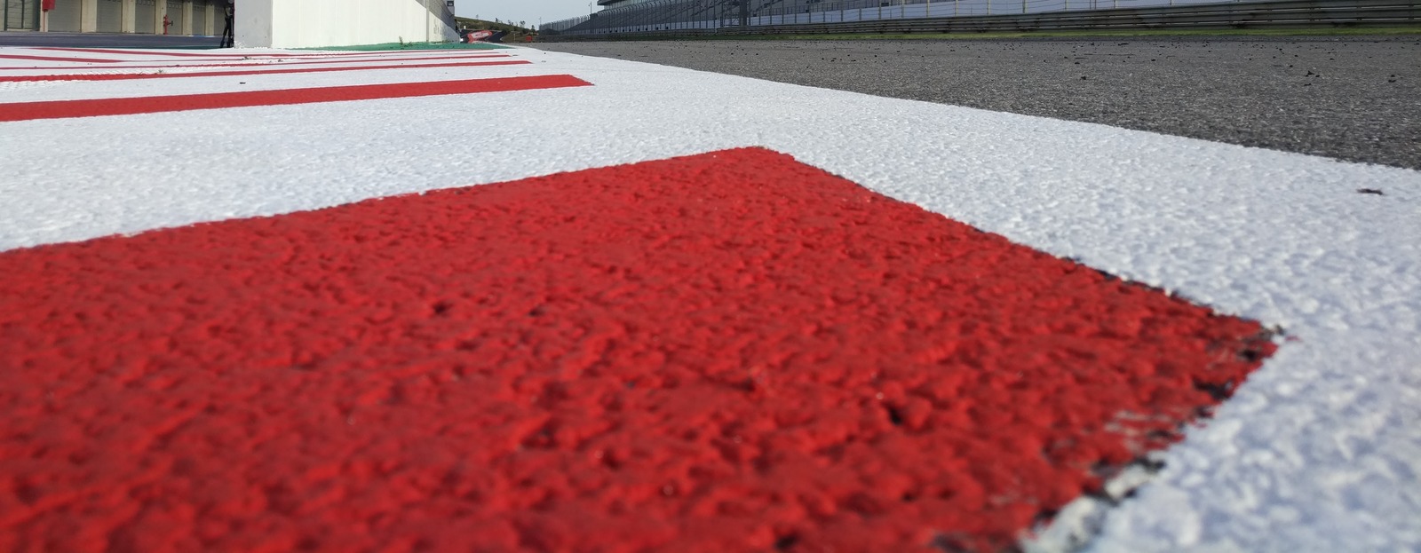 Il rettilineo dell’Autódromo Internacional do Algarve, a Portimão. Foto d’archivio del 30 giugno 2016, ritagliata; non ritrae la gara citata.