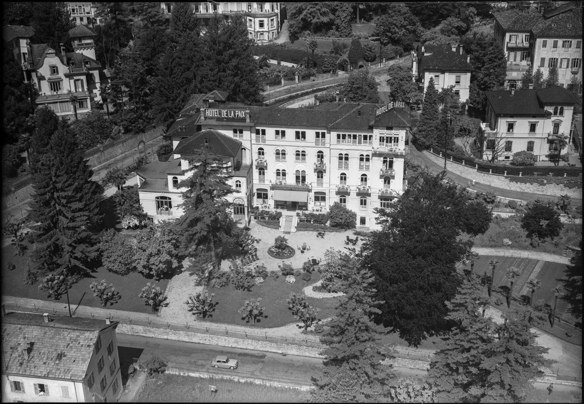 L'Hotel De la Paix a Lugano in una veduta aerea d'archivio (1950)