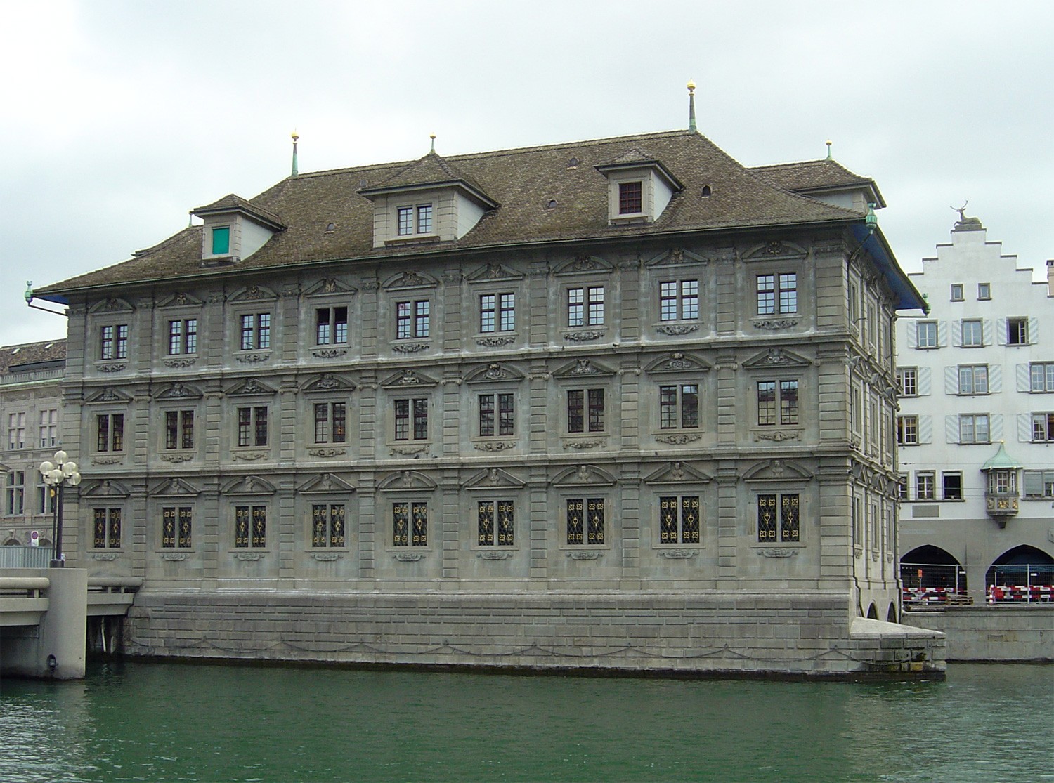 Il municipio di Zurigo, sede del governo e del parlamento cittadino (foto d'archivio 2006).