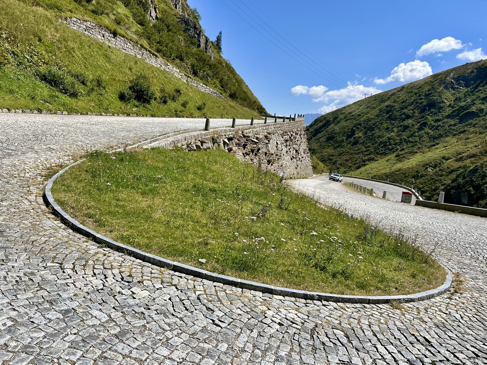 I caratteristici tornanti in pavé della strada della Tremola sul Passo del San Gottardo.