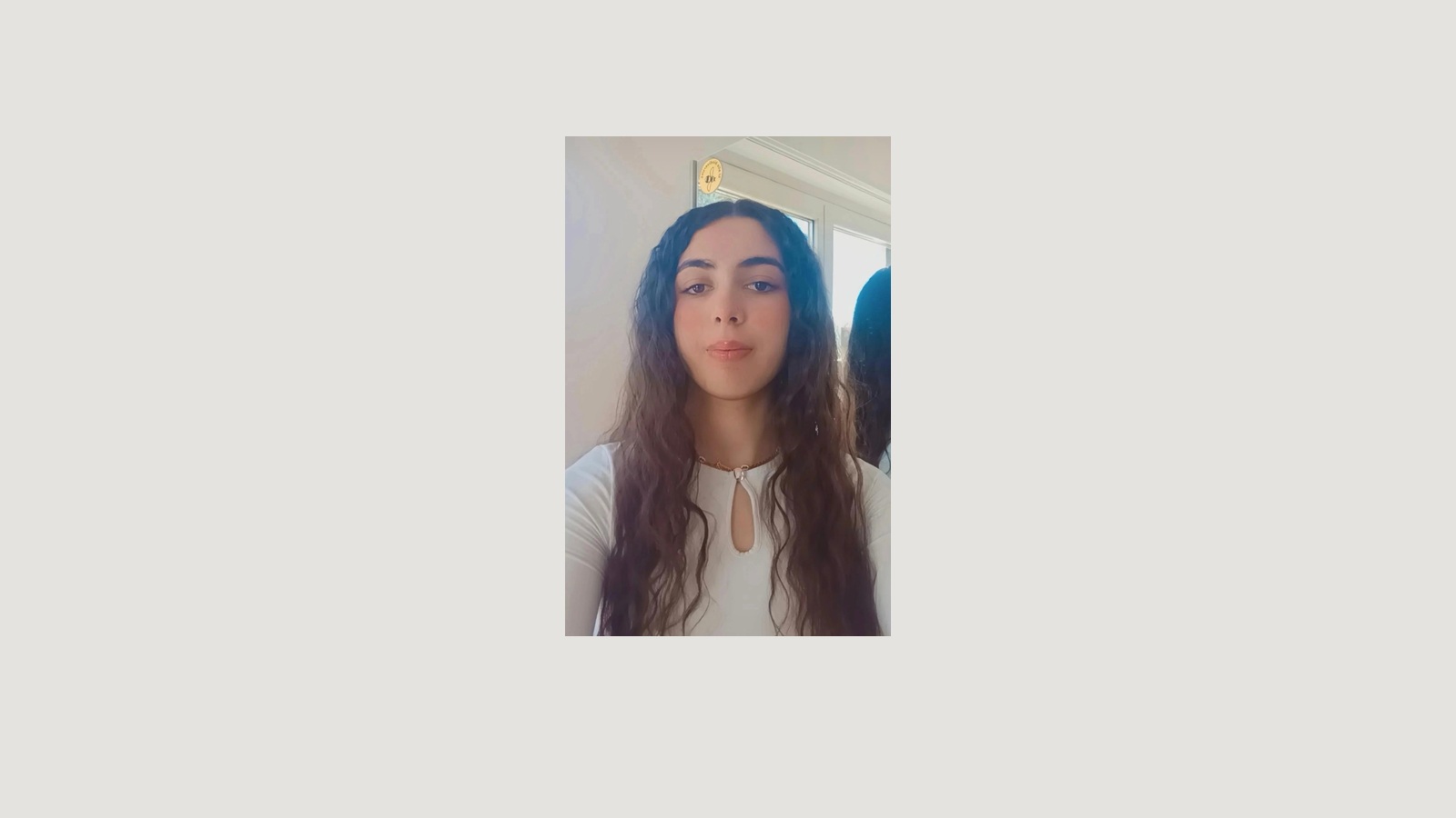 Serena Chelliah nella fotografia ufficiale allegata all’avviso della Polizia cantonale del 14.10.2026. Immagine integrale su fondo neutro, senza modifiche ai tratti.