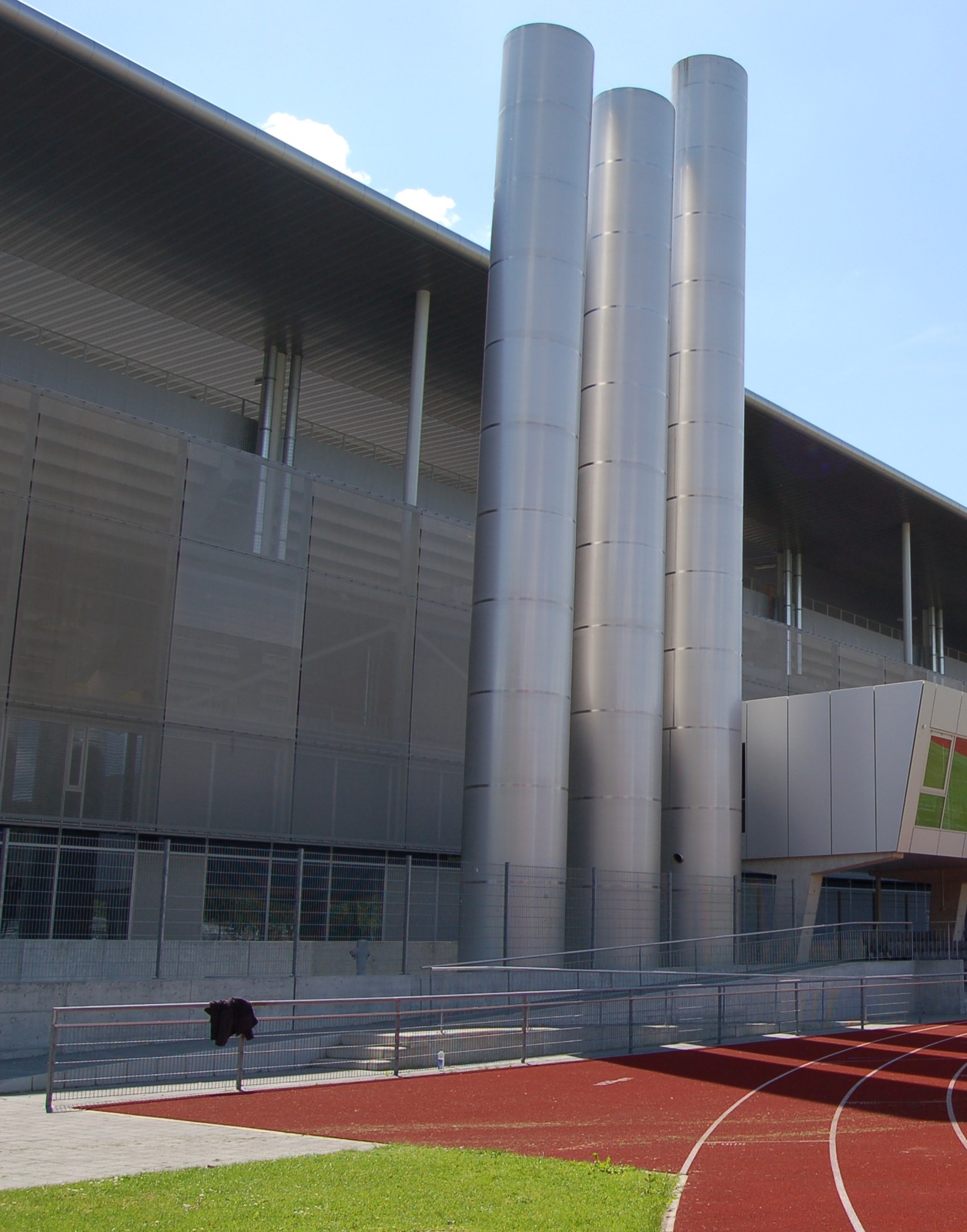 La facciata posteriore dello stadio Wankdorf di Berna. Foto d’archivio del 24 maggio 2006, usata a scopo illustrativo; immagine ritagliata e ridimensionata.