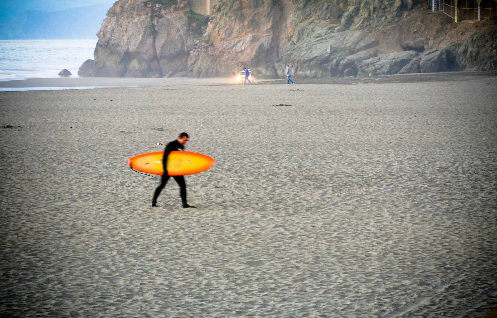 Tavola da surf sulla spiaggia (foto illustrativa)