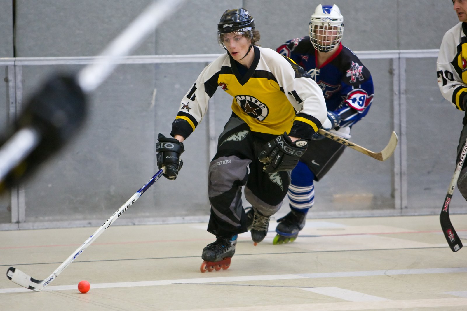 Una fase di gioco di una partita di inline skater hockey (foto d'archivio illustrativa)