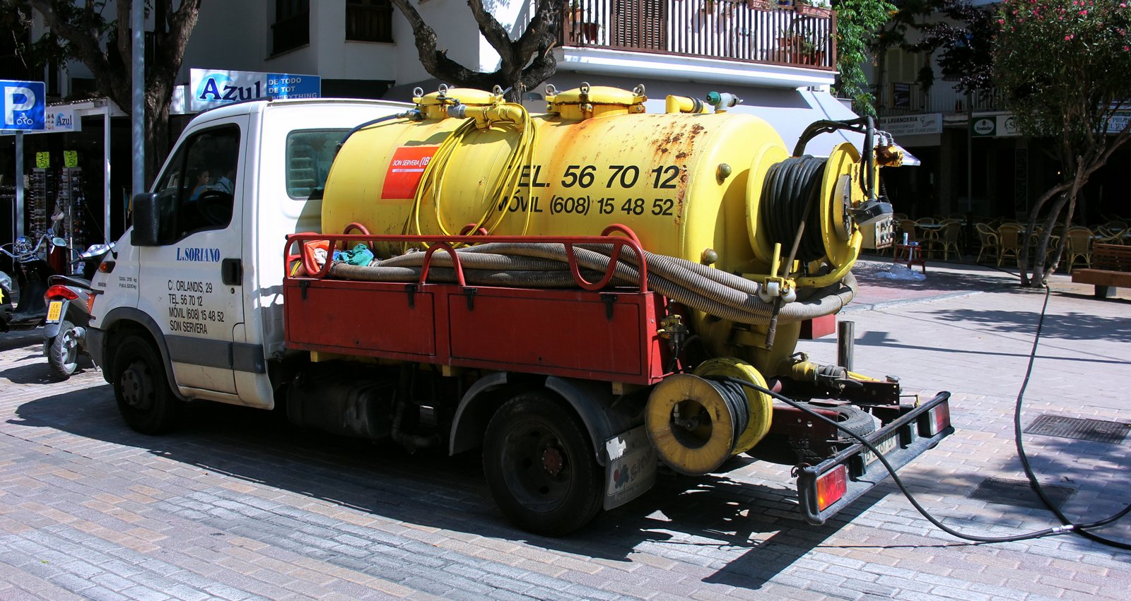 Un'autocisterna per la consegna di gasolio da riscaldamento (foto d'archivio).