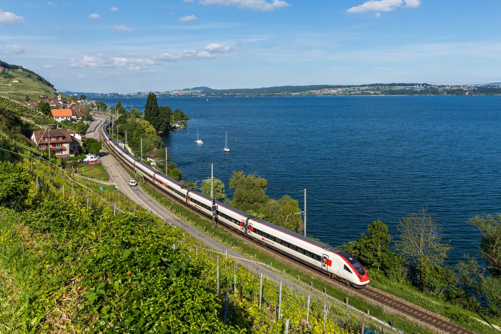Un treno InterCity ICN delle FFS in viaggio in Svizzera (foto d'archivio)