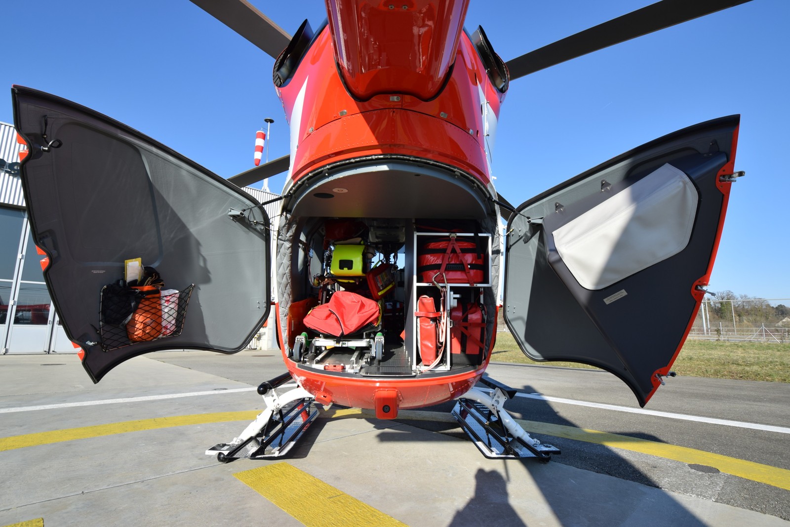 Un elicottero della Rega in missione di soccorso (foto d'archivio)