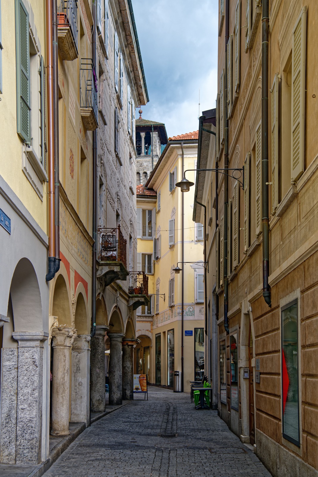Via Teatro a Bellinzona in una foto d’archivio del maggio 2023. L’immagine non raffigura l’allestimento autunnale attuale.